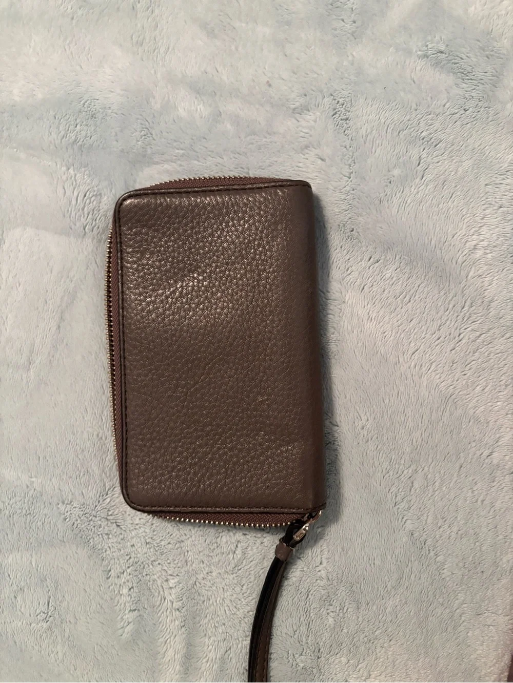 Marc Jacob’s Pebbled Leather Wristlet Wallet with Logo Plaque - Grey